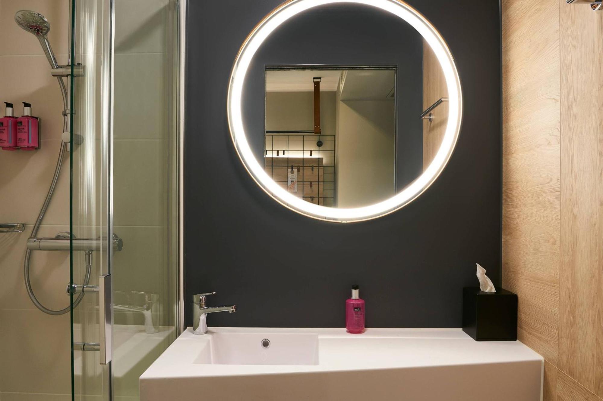 Moxy Queen Room