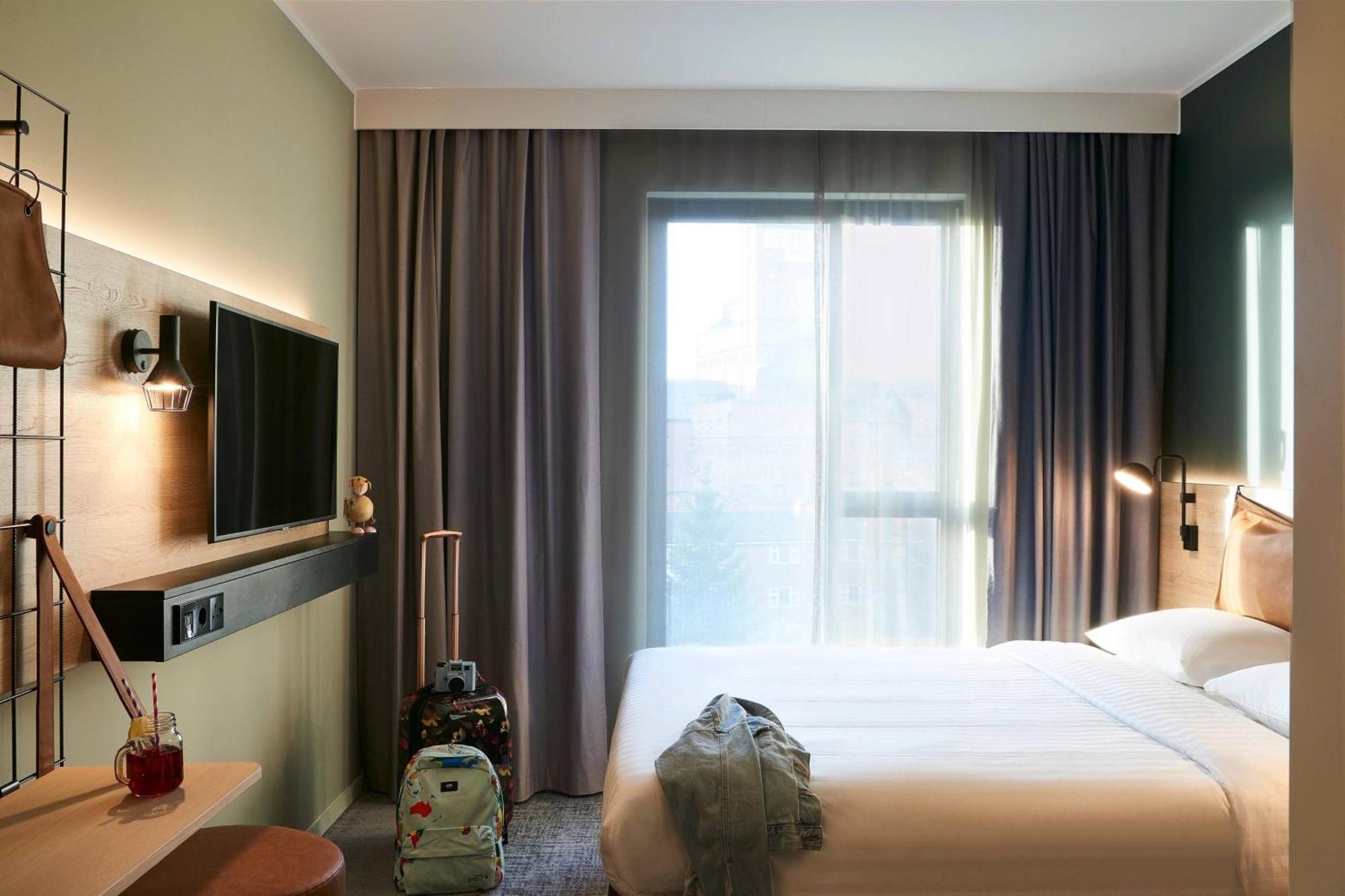 Moxy Queen Room